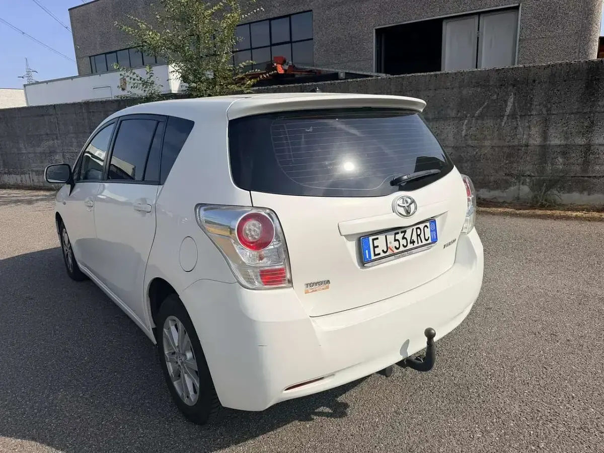 Usata Toyota Verso 126 CV (92 kW) 2011 Bianco Monovolume