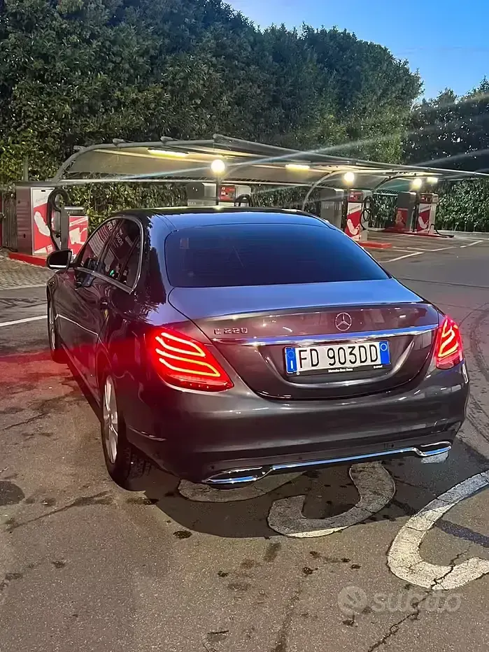 Usata Mercedes 220 170 CV (125 kW) 2016 Bluazzurro Berlina
