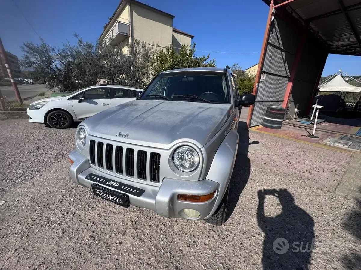 Usata Jeep Cherokee 143 CV (105 kW) 2002 Grigio SUV