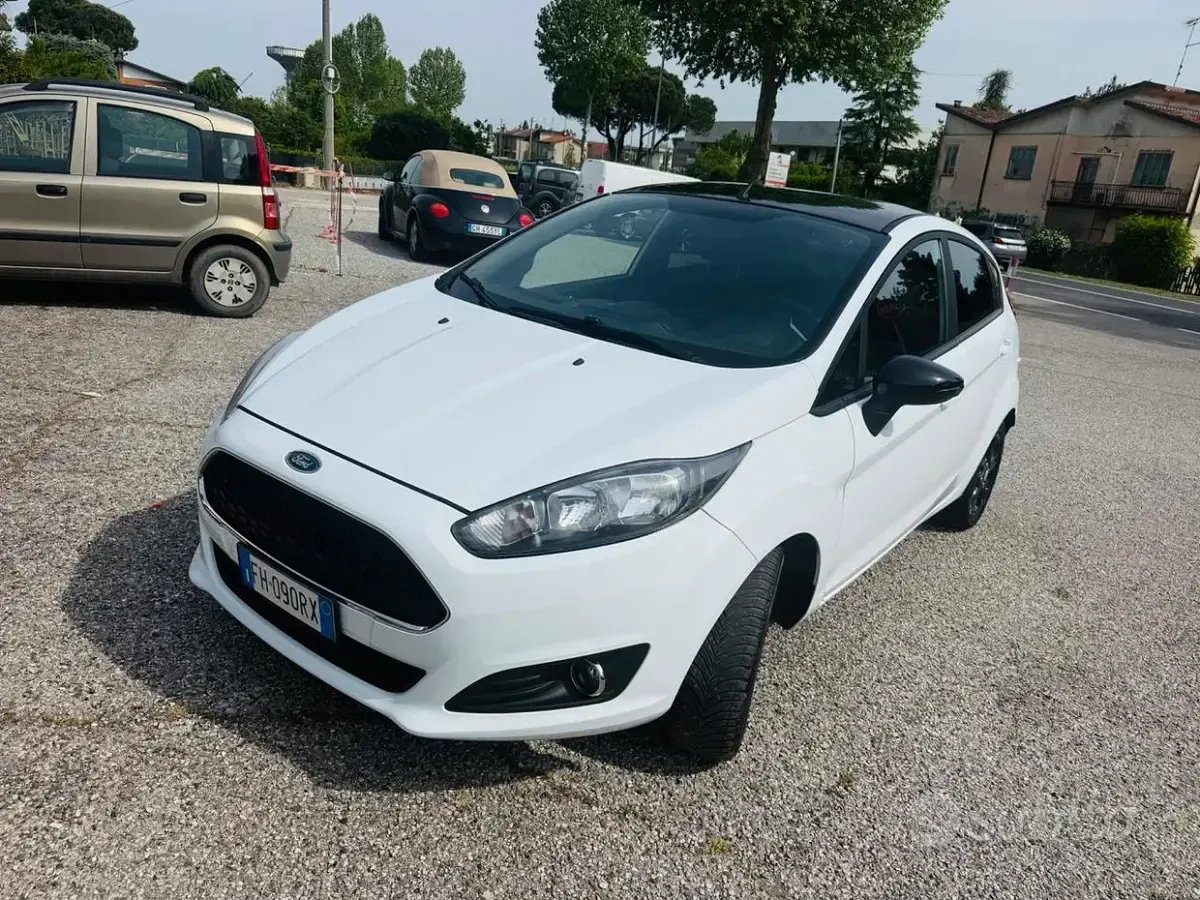 Usata Ford Fiesta 82 CV (60 kW) 2017 Bianco Utilitaria
