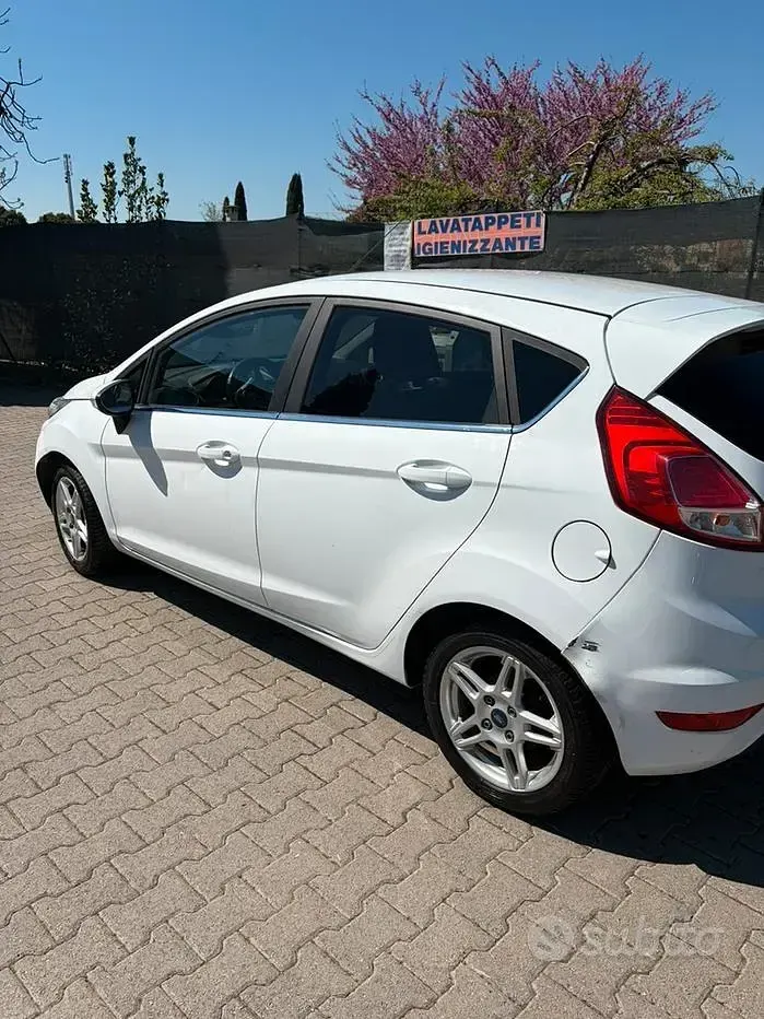 Usata Ford Fiesta 75 CV (55 kW) 2014 Bianco Utilitaria