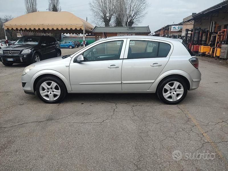 Usata Opel Astra Cosmo 116 CV (85 kW) 2010 Grigio Station wagon