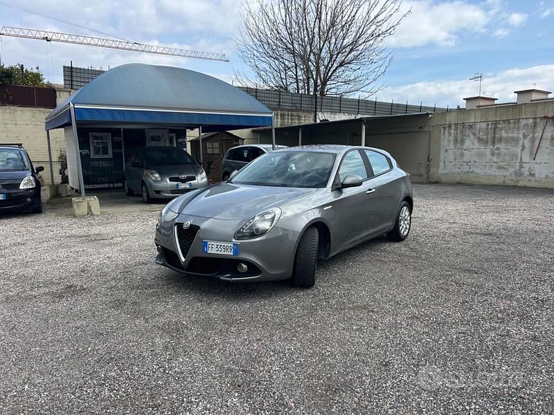 Usata Alfa Romeo Giulietta Distinctive 120 CV (88 kW) 2016 Grigio Utilitaria