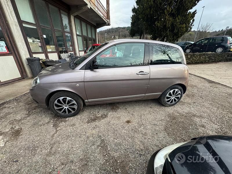 Usado Lancia Ypsilon 69 HP (50 kW) 2011 Castanho Citadino