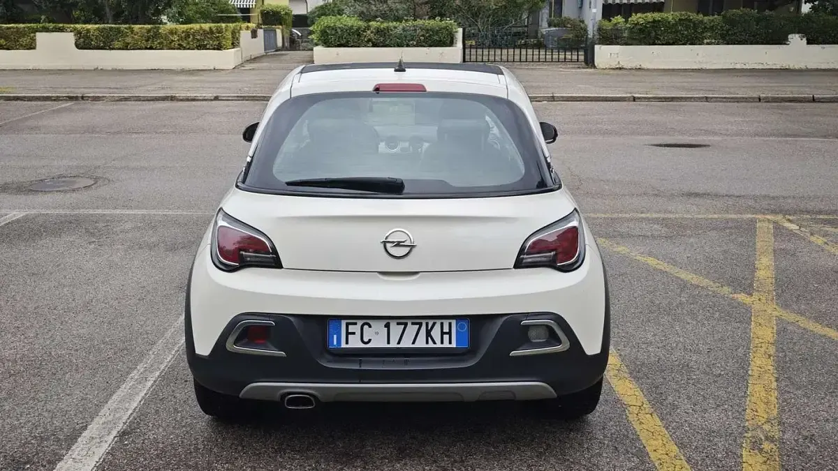 Usata Opel Adam Rocks 69 CV (50 kW) 2016 Bianco Utilitaria