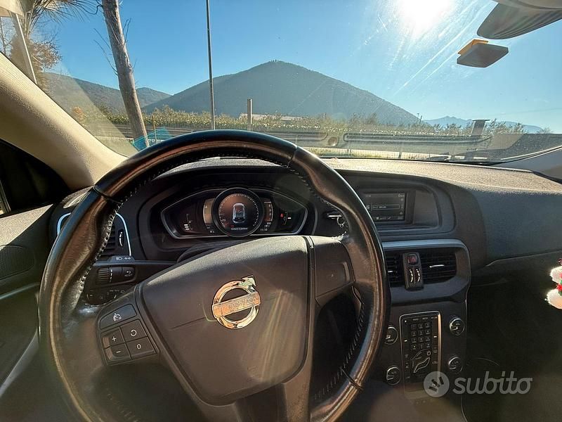 Usata Volvo V40 Kinetic 114 CV (83 kW) 2012 Nero Utilitaria