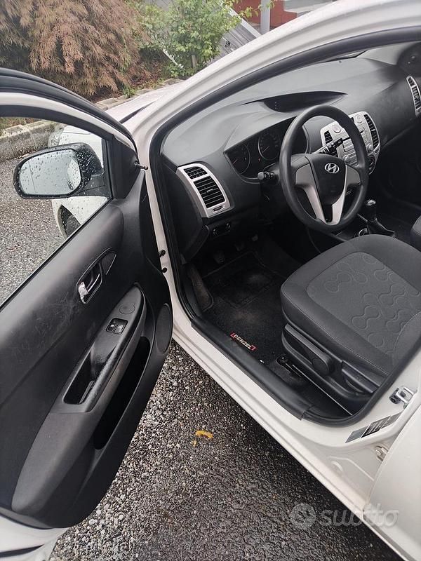 Usata Hyundai i20 Classic 78 CV (57 kW) 2012 Beige Berlina