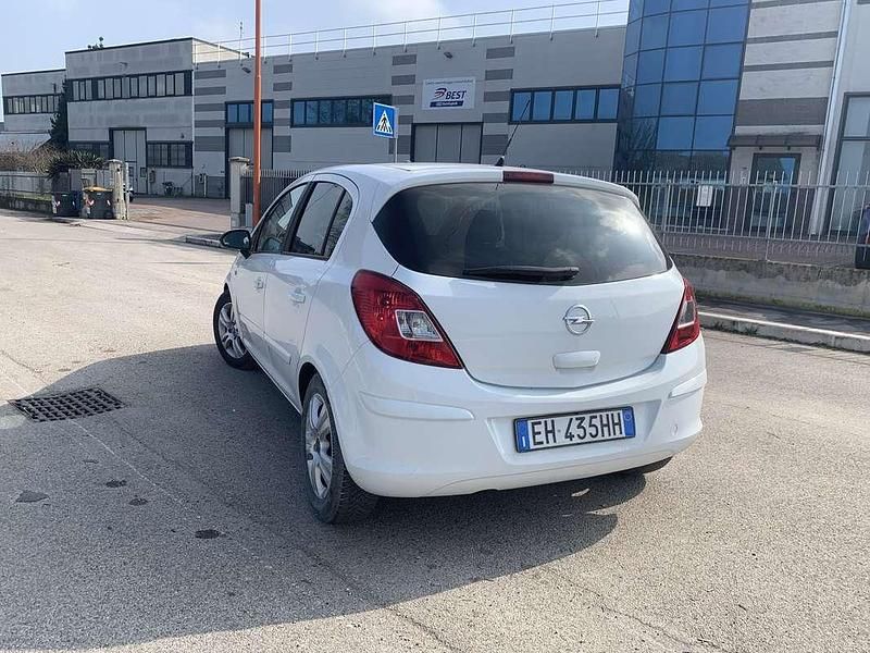 Usata Opel Corsa Edition 95 CV (69 kW) 2011 Utilitaria