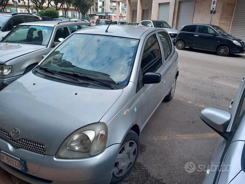 Usata Toyota Yaris 68 CV (50 kW) 2002 Grigio Berlina