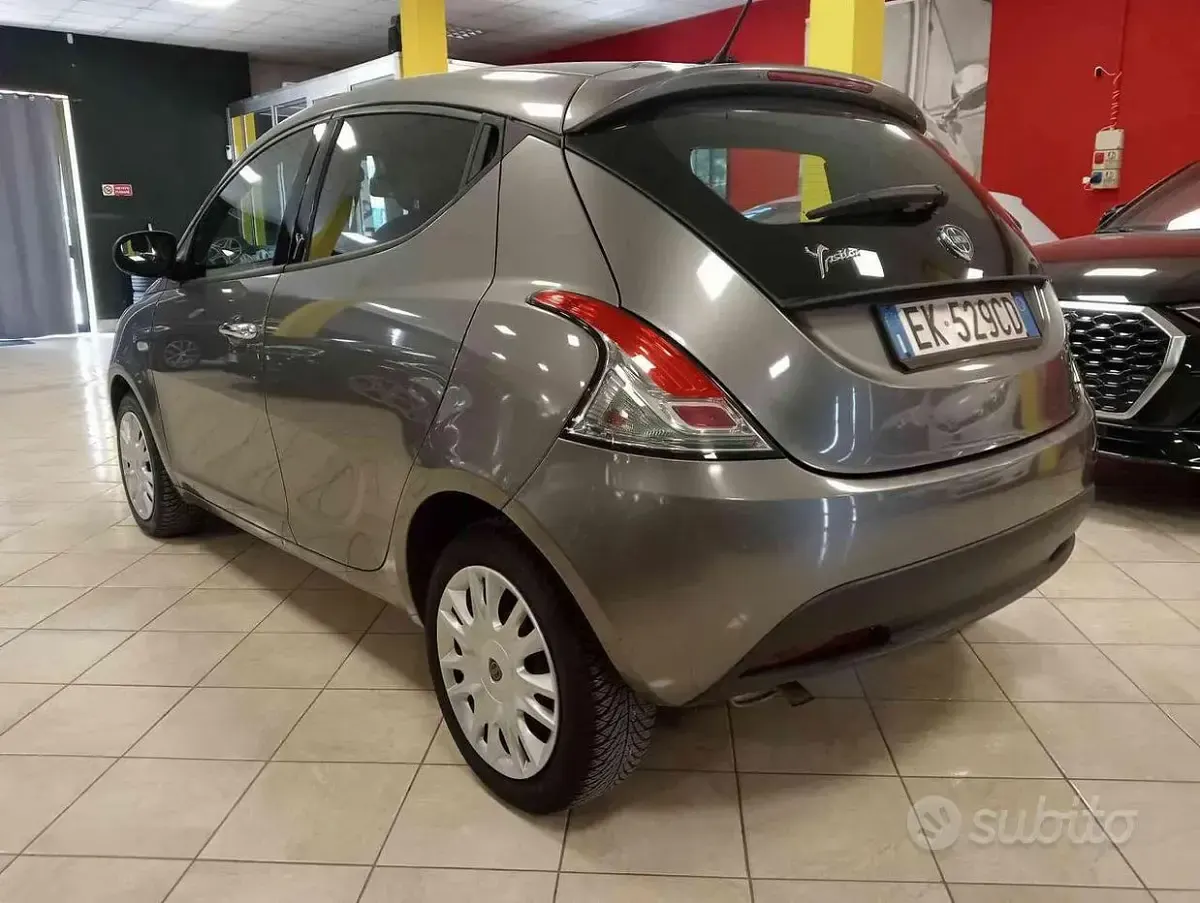 Usata Lancia Ypsilon 69 CV (50 kW) 2011 Grigio scuro Utilitaria