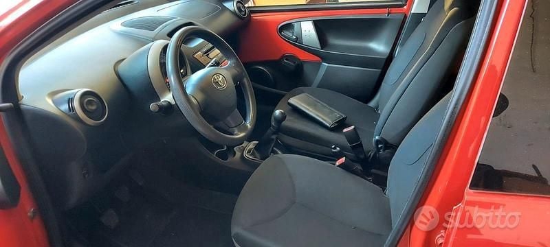 Usata Toyota Aygo 69 CV (50 kW) 2015 Rosso Utilitaria