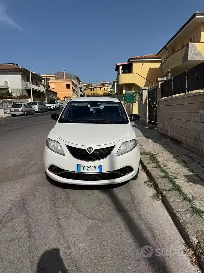 Usata Lancia Ypsilon Gold 95 CV (69 kW) 2017 Bianco Utilitaria