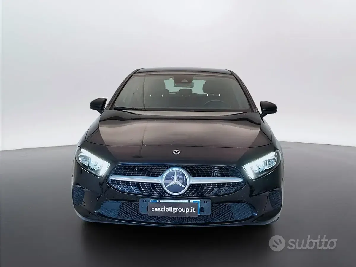 Usata Mercedes A180 Premium 116 CV (85 kW) 2023 Nero cosmo metallizzato Berlina