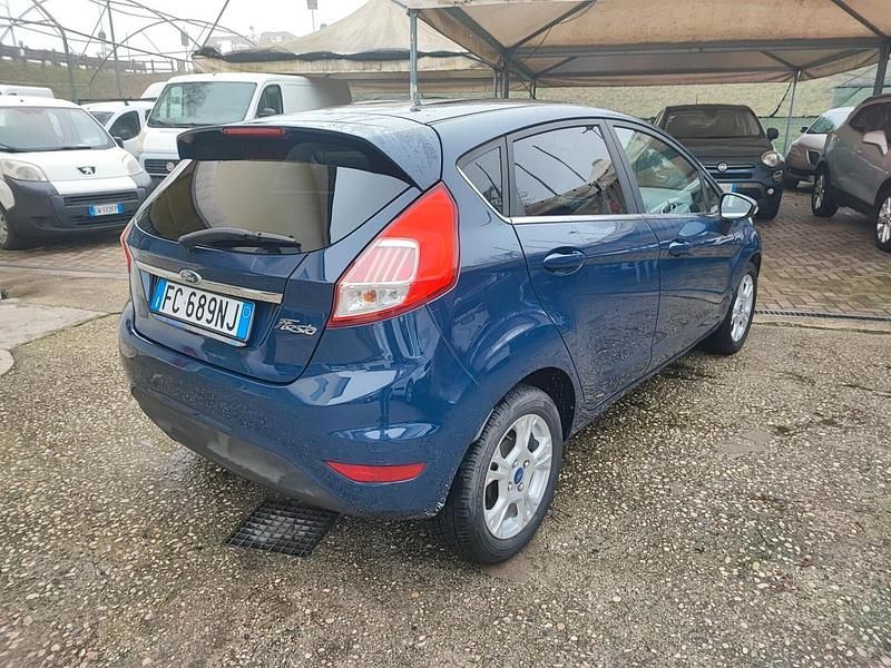 Usata Ford Fiesta 95 CV (69 kW) 2016 Blu Berlina