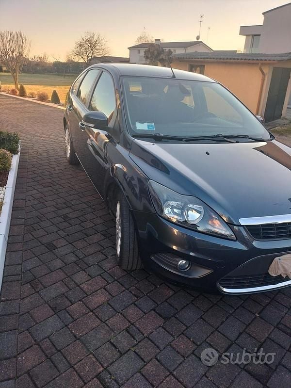 Usata Ford Focus 90 CV (66 kW) 2011 Marrone Berlina