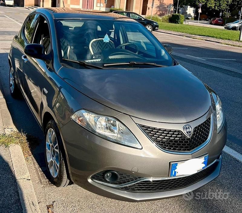Usata Lancia Ypsilon 67 CV (49 kW) 2015 Grigio Utilitaria