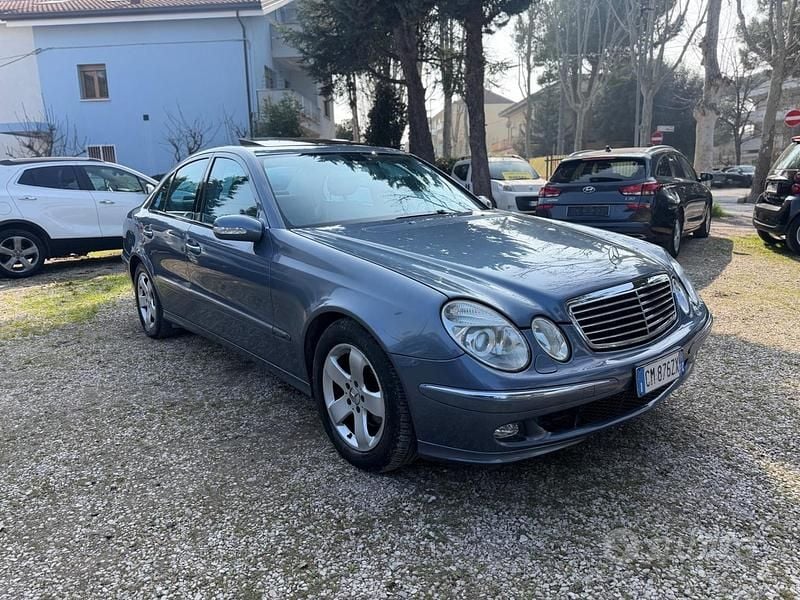 Usata Mercedes E220 Avantgarde 149 CV (109 kW) 2004 Blu Berlina