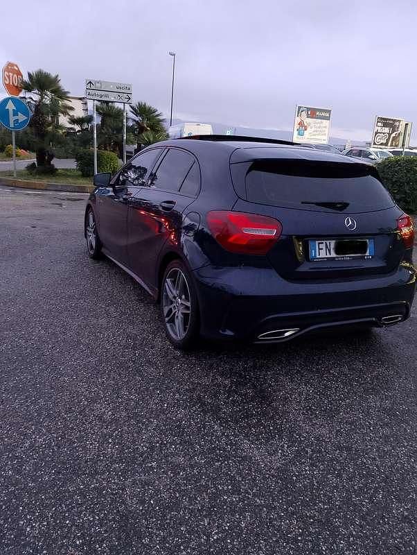 Usata Mercedes A180 Premium 109 CV (80 kW) 2018 Blu/azzurro Berlina
