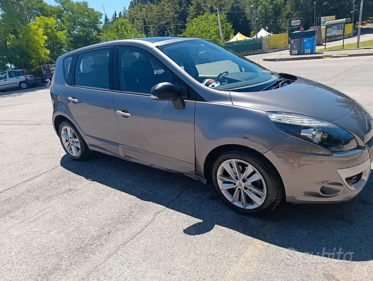 Usata Renault Scénic III Luxe 110 CV (80 kW) 2011 Grigio Monovolume