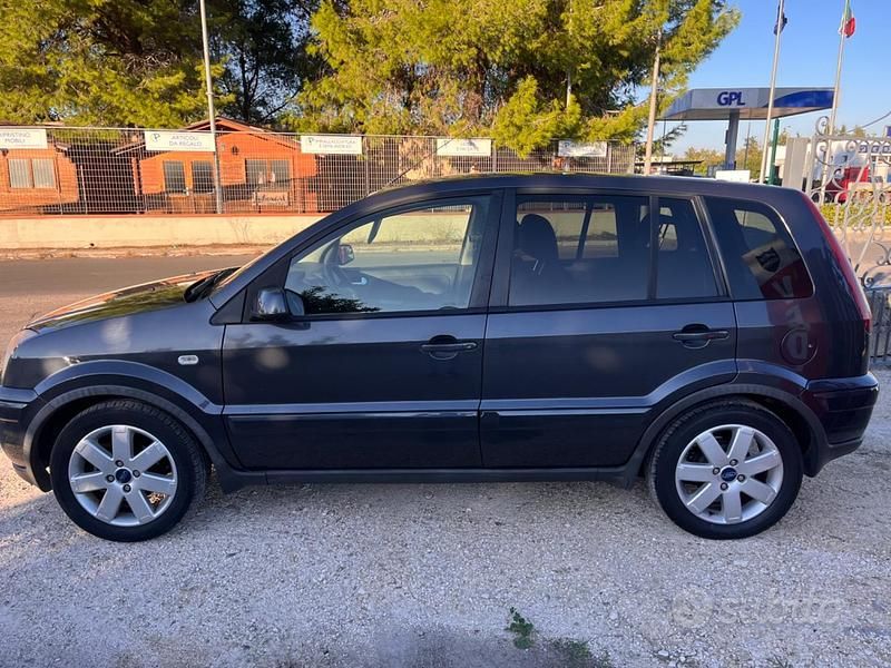 Usata Ford Fusion 90 CV (66 kW) 2009 Nero Utilitaria