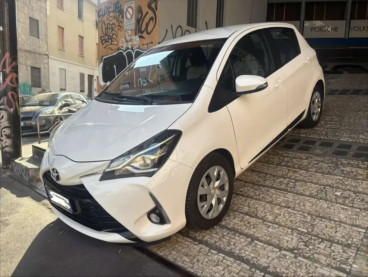 Usata Toyota Yaris Lounge 72 CV (52 kW) 2020 Bianco Berlina