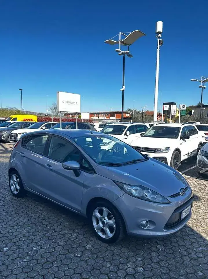 Usata Ford Fiesta Titanium 95 CV (69 kW) 2012 Argento Berlina