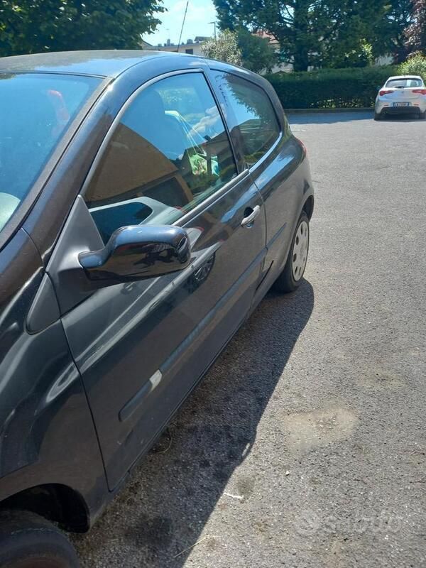 Nero Usata 2009 Renault Clio II Due volumi | 200 € - Immagine 1/4
