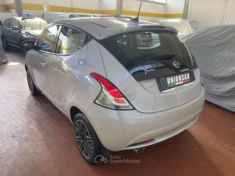 Usata Lancia Ypsilon Gold 69 CV (50 kW) 2021 Blu/azzurro Utilitaria