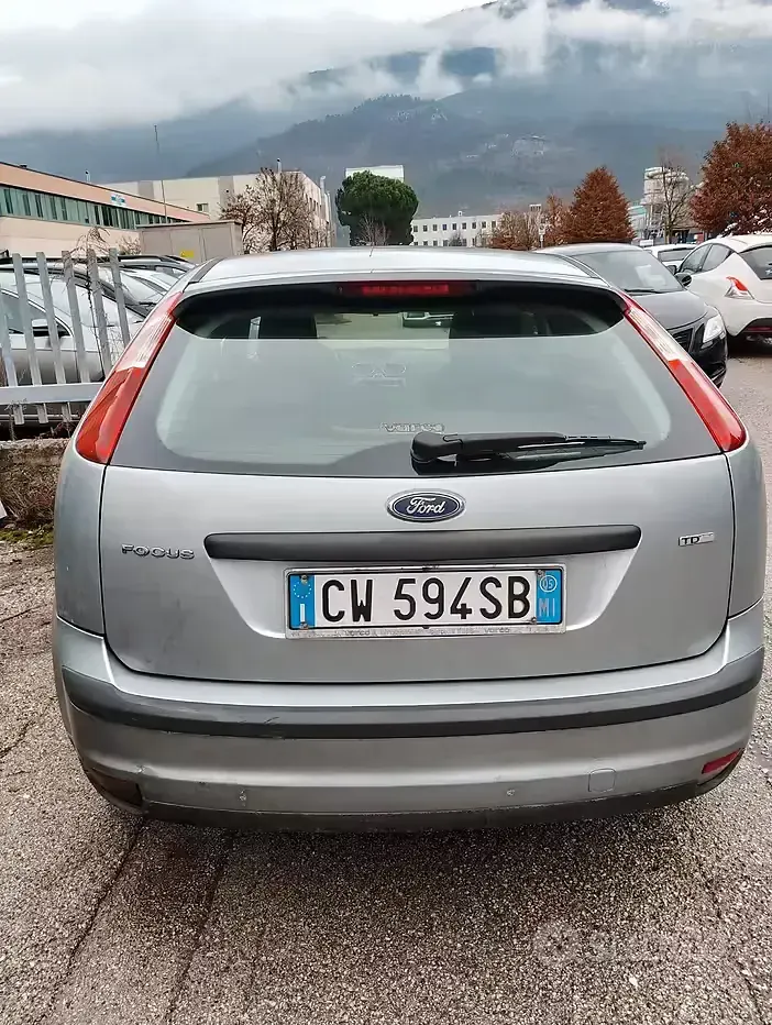 Usata Ford Focus 90 CV (66 kW) 2005 Grigio Berlina