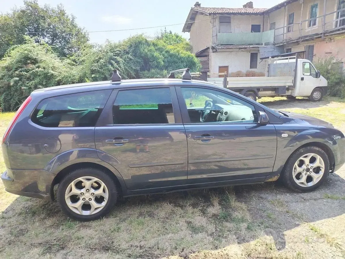 Usata Ford Focus 90 CV (66 kW) 2007 Grigio Station wagon