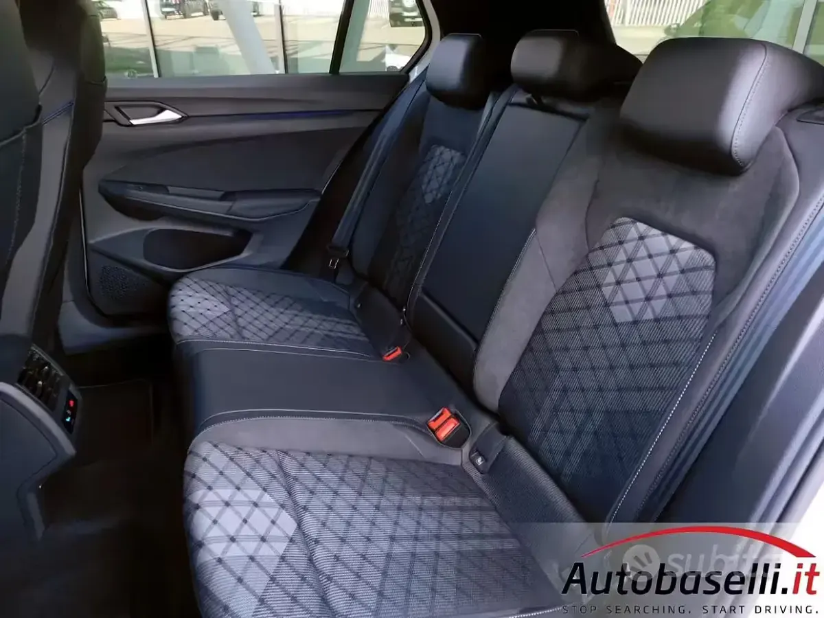 Usata VW Golf VIII R-line 150 CV (110 kW) 2025 Bianco Berlina