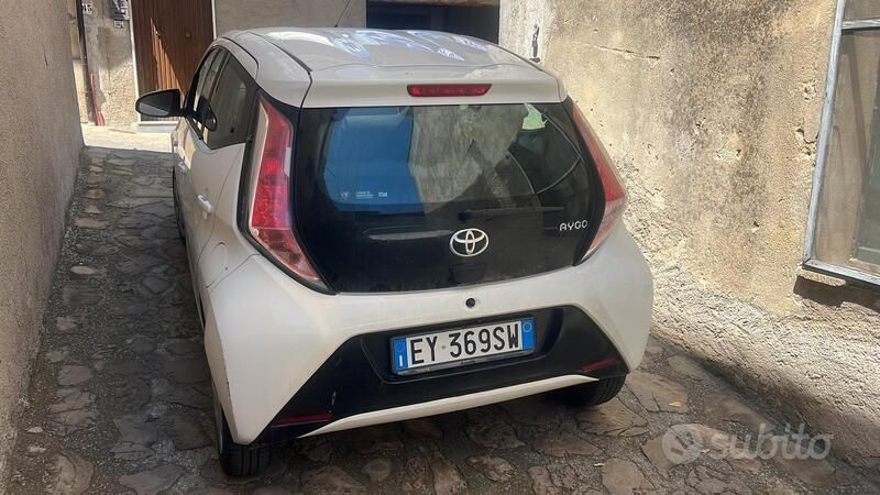 Usata Toyota Aygo 69 CV (50 kW) 2015 Bianco Utilitaria