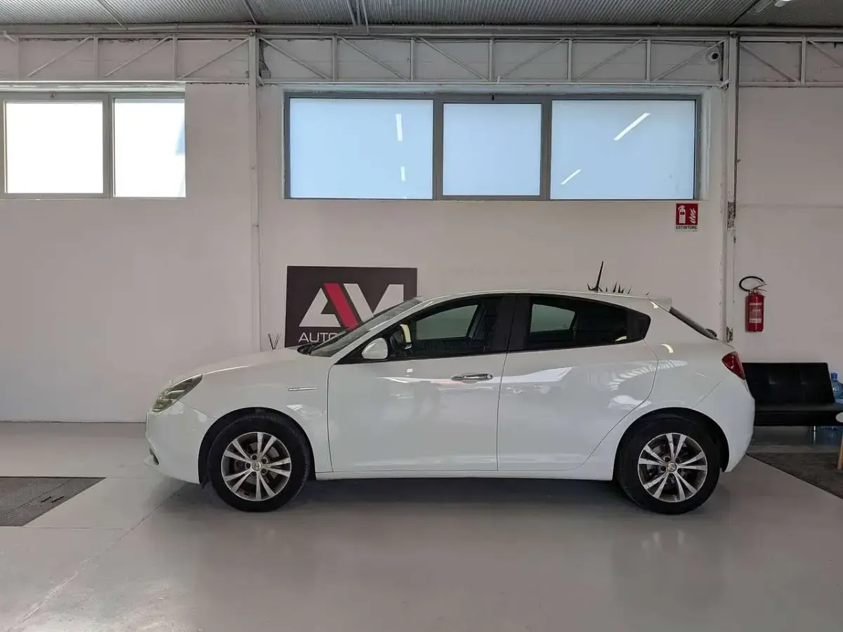 Usata Alfa Romeo Giulietta Business 105 CV (77 kW) 2015 Bianco Utilitaria