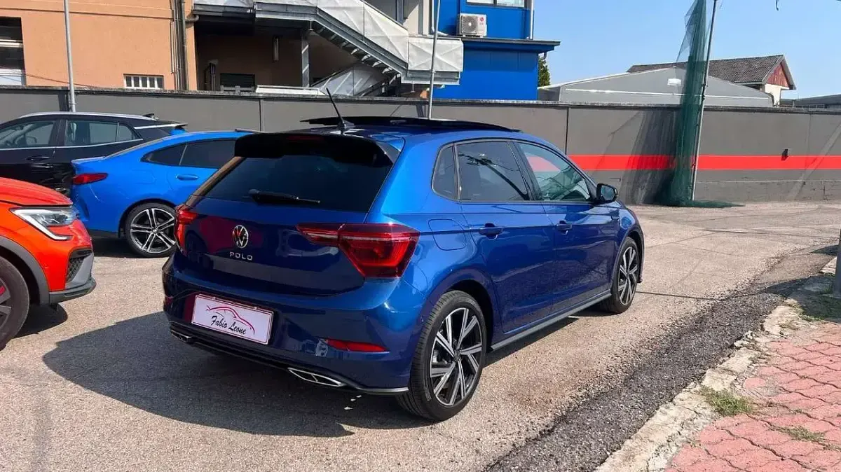 Usata VW Polo R-line 110 CV (80 kW) 2023 Blu/azzurro Utilitaria