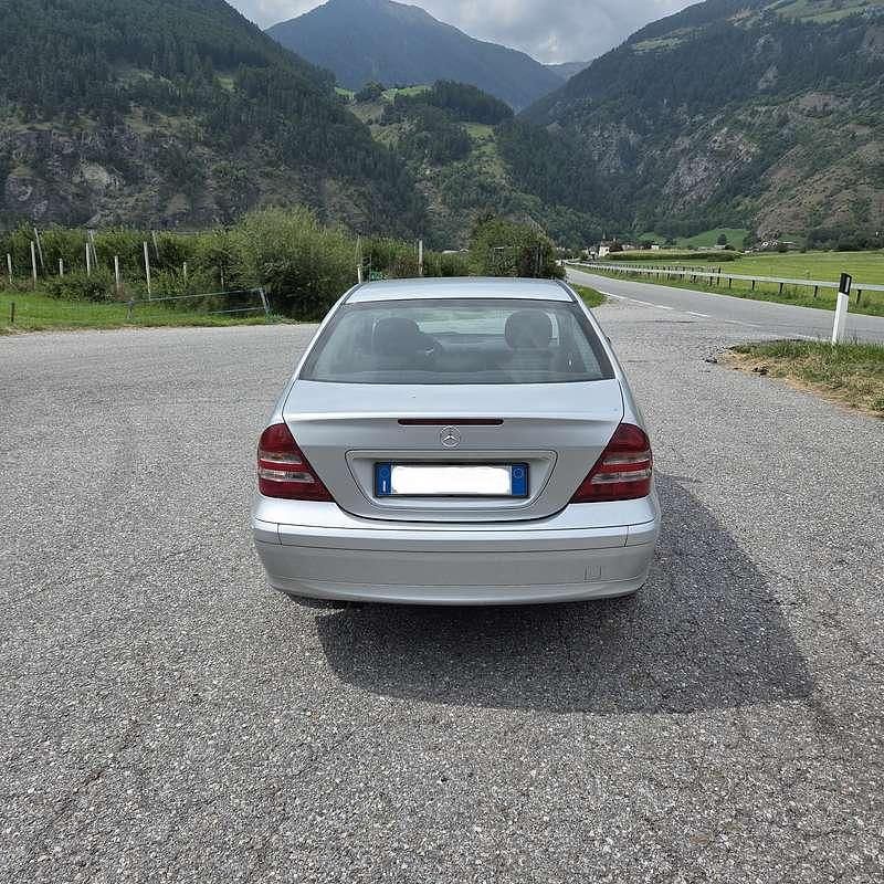Usata Mercedes C220 Classic 150 CV (110 kW) 2005 Argento Berlina