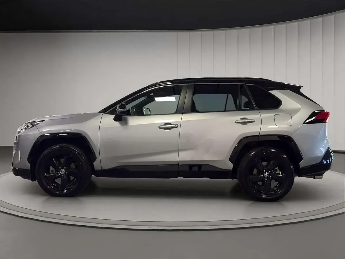 Usata Toyota RAV4 Hybrid Style 218 CV (160 kW) 2022 Silver met & deep black metallic SUV