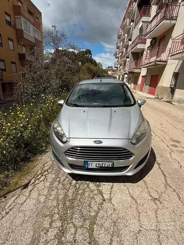 Usata Ford Fiesta 95 CV (69 kW) 2013 Grigio Utilitaria
