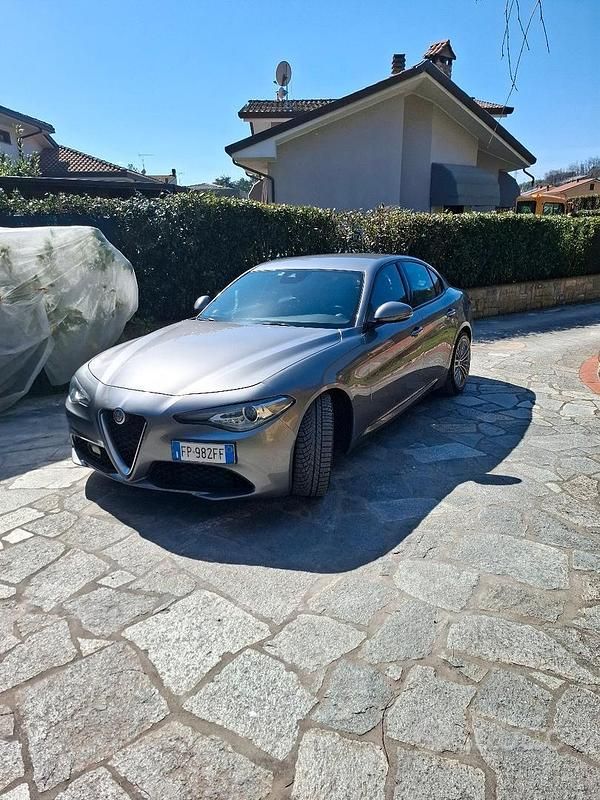 Usata Alfa Romeo Giulia 150 CV (110 kW) 2018 Grigio Berlina