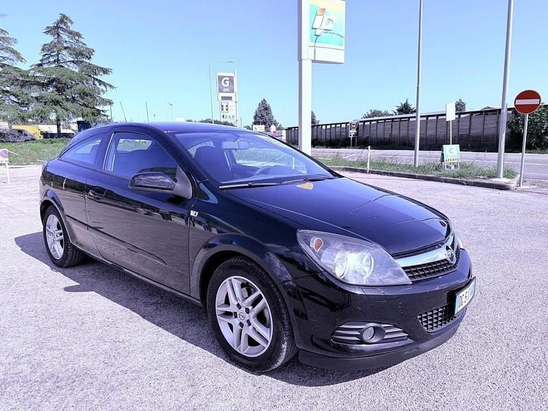 Nero Usata 2007 Opel Astra GTC Enjoy Berlina | 2400 € (Buon prezzo) - Immagine 1/4