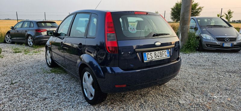 Usata Ford Fiesta 75 CV (55 kW) 2004 Blu Utilitaria