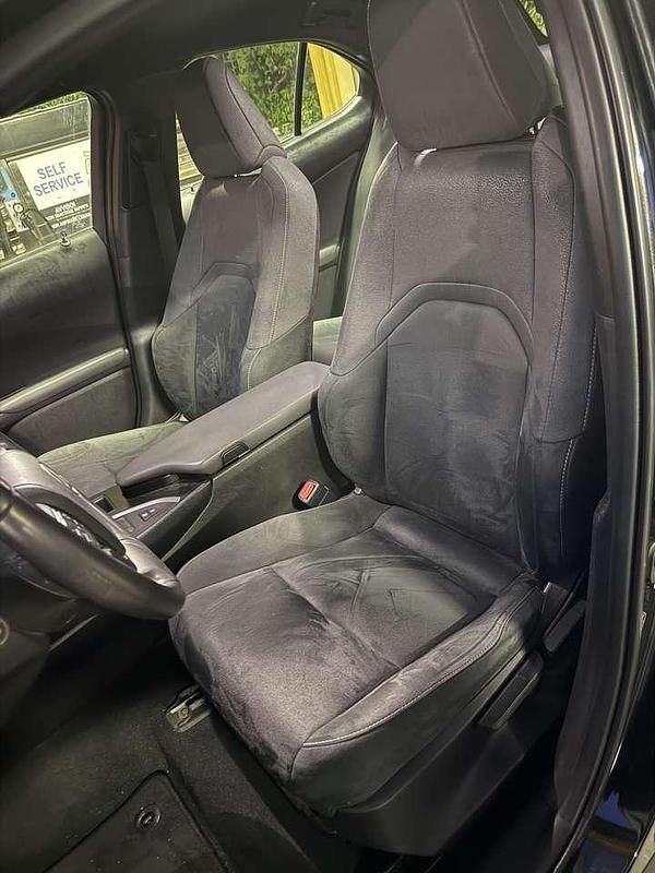 Usata Lexus UX 250h Business Edition 152 CV (111 kW) 2022 Bianco perla met. SUV