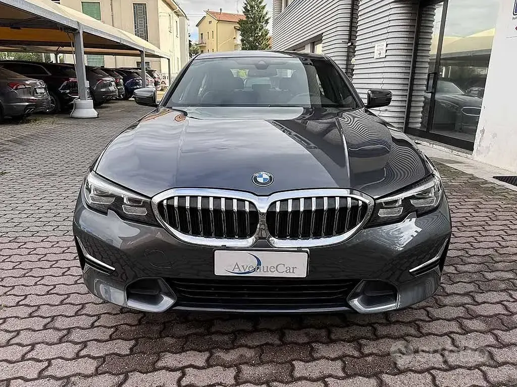 Usata BMW 330 Luxury Line 258 CV (189 kW) 2022 Grigio / metallizzato Berlina