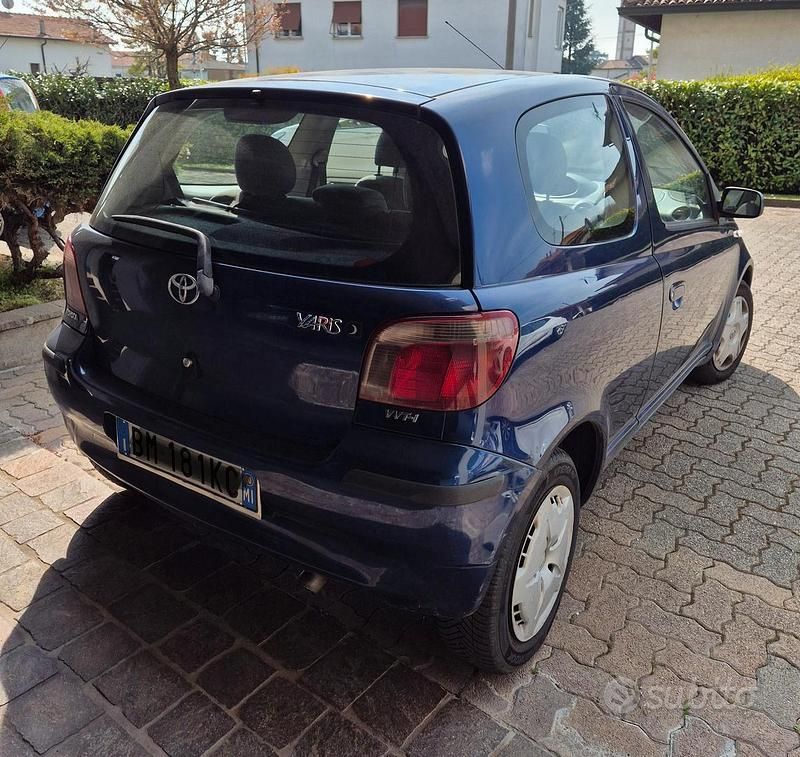 Usata Toyota Yaris 86 CV (63 kW) 2000 Blu Utilitaria