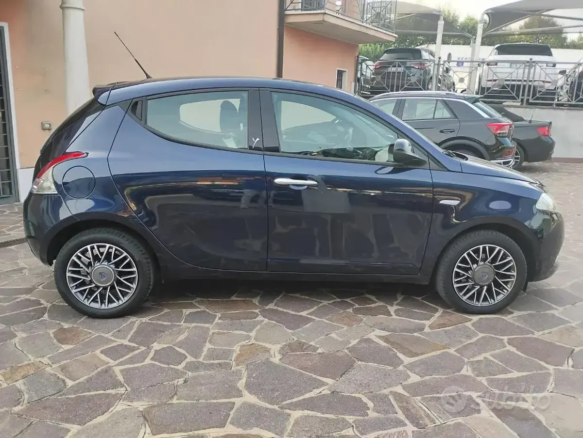 Usata Lancia Ypsilon Gold 95 CV (69 kW) 2018 Bluazzurro Utilitaria
