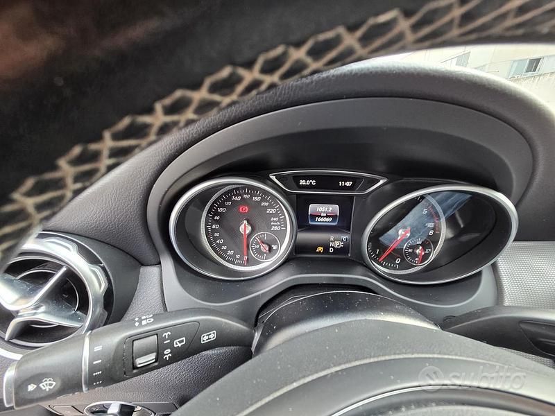 Usata Mercedes GLA220 130 CV (95 kW) 2017 Grigio SUV