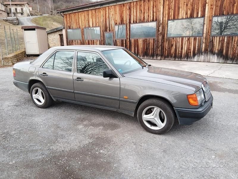 Usata Mercedes E300 1987 Grigio Berlina