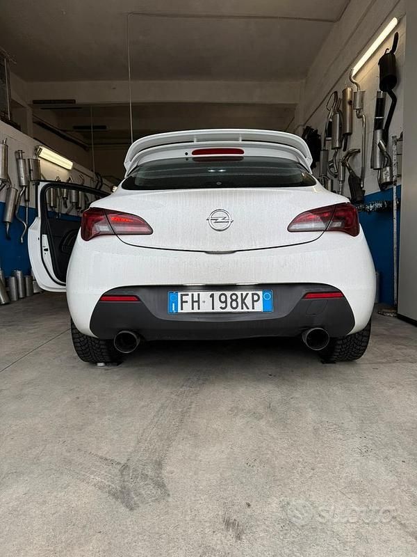 Usata Opel Astra GTC 140 CV (102 kW) 2017 Bianco Coupé