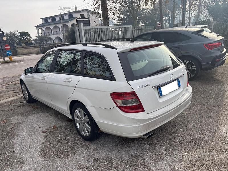 Usado Mercedes C200 Elegance 136 CV (100 kW) 2010 Blanco Berlina