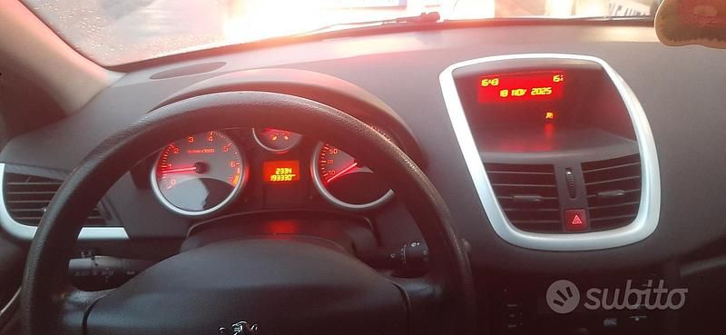 Grigio Usata 2011 Peugeot 207 Tre volumi | 1600 € (Super prezzo) - Immagine 1/4