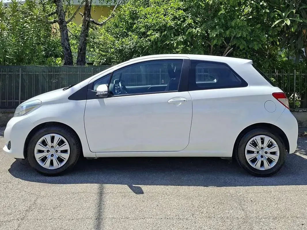Usata Toyota Yaris Active 69 CV (50 kW) 2013 Bianco Utilitaria